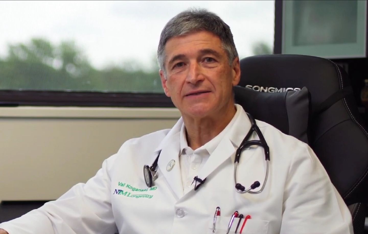 Doctor explaining the health benefits of LifeChef meals